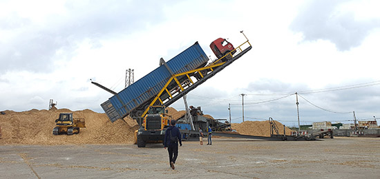 Bàn nâng xe container đổ dăm gỗ