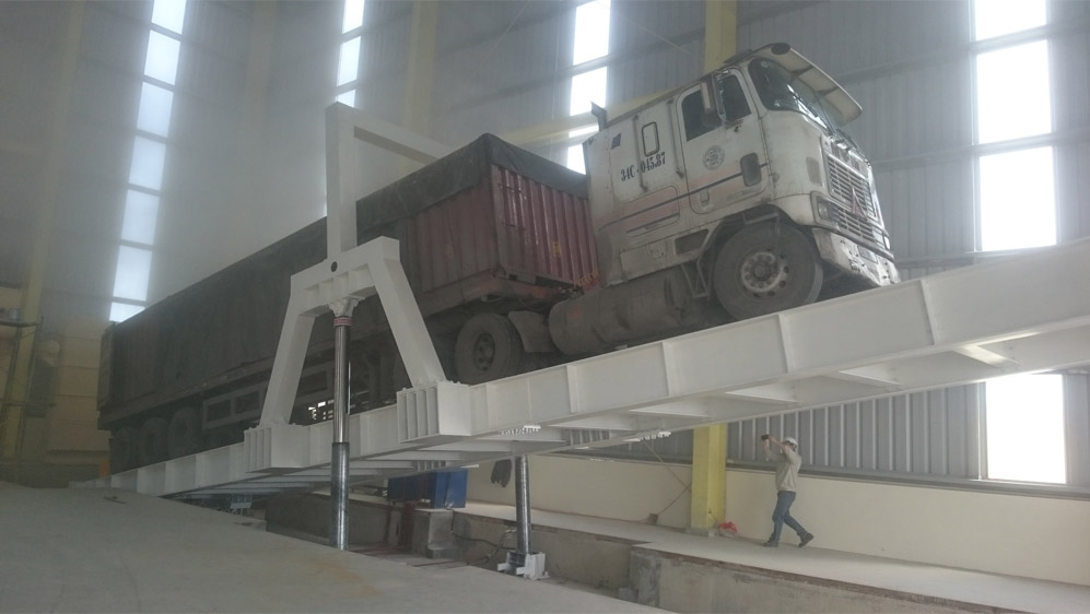 Bàn nâng xe container thủy lực nhập nguyên liệu cho nhà máy thức ăn chăn nuôi