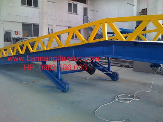 Cau xe nang hang len container