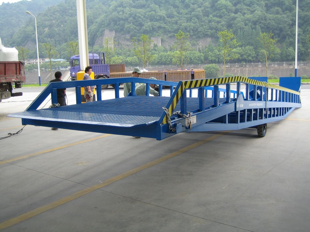 Dốc dẫn xe nâng hàng lên container